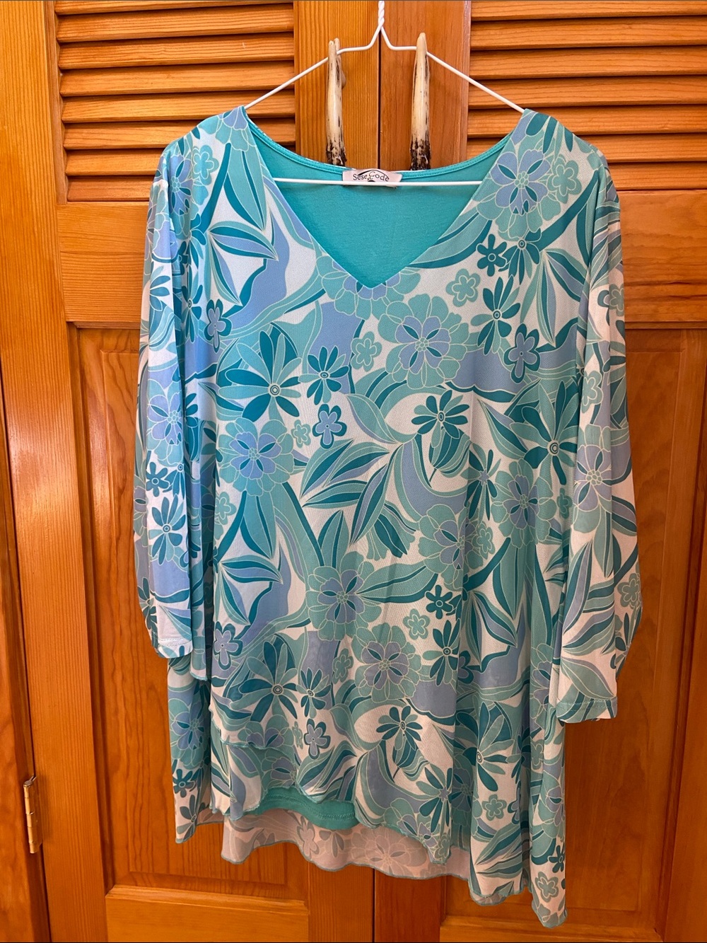 Floral V-Neck Long Sleeve Tee in Teal Mix